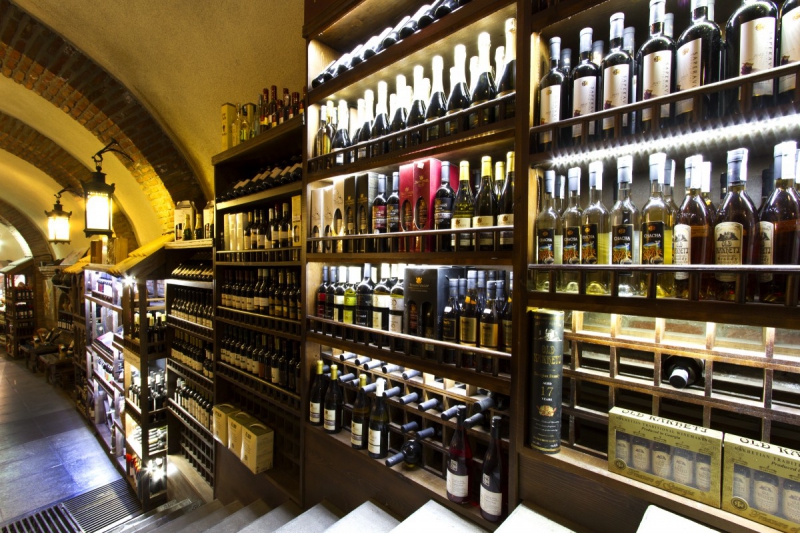 ecommerce-PEYMEINADE-min_world_street_travel_shop_canon_georgia_wine_bottles-429767